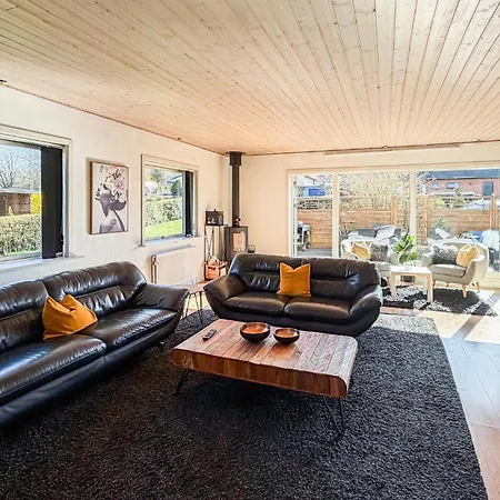 4 Bedroom Cozy In 度假居 阿灵厄